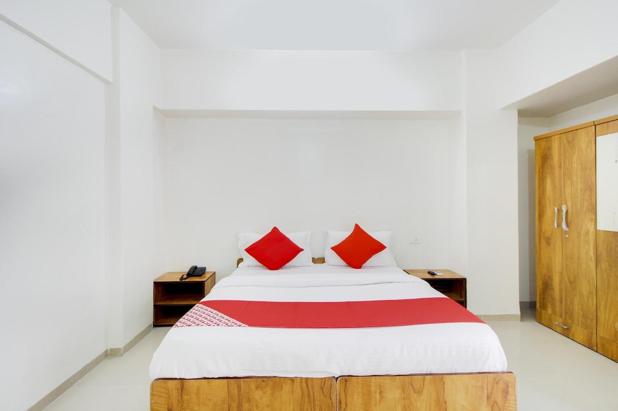 OYO 76128 Hotel Star Inn Pune Exterior foto